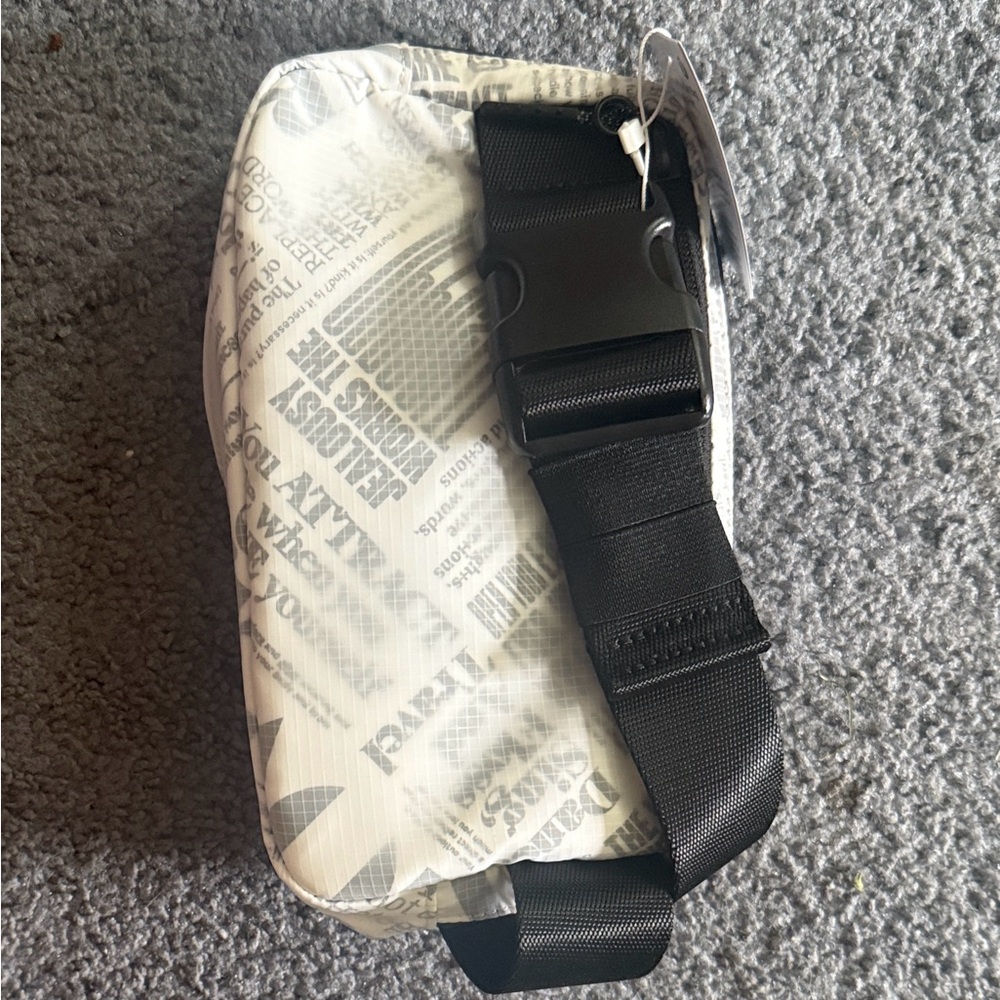 Lululemon everywhere belt bag 1L - Picture 4 of 9